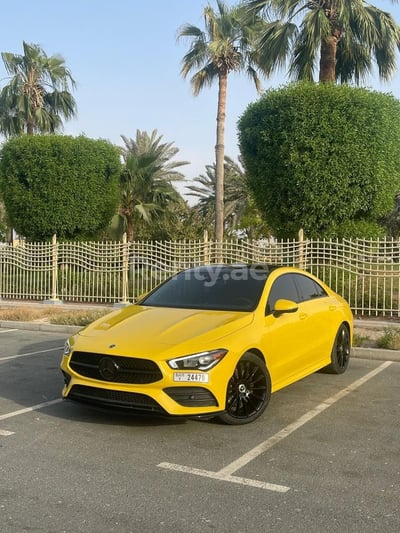 Jaune Mercedes CLA 250 en location à Abu-Dhabi 0