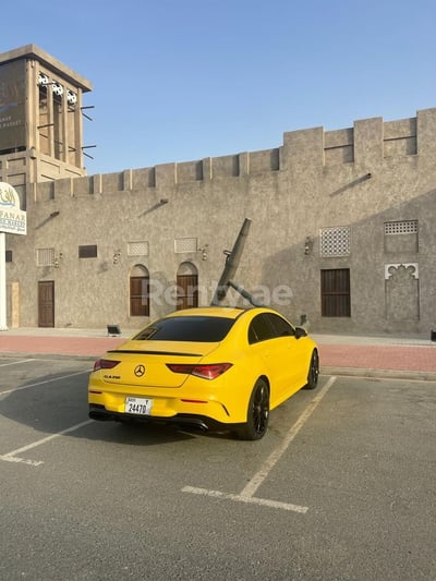 Jaune Mercedes CLA 250 en location à Dubai 1