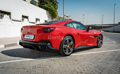 rojo Ferrari Portofino Rosso en alquiler en Dubai 2