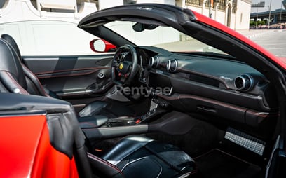 Rouge Ferrari Portofino Rosso en location à Sharjah 3