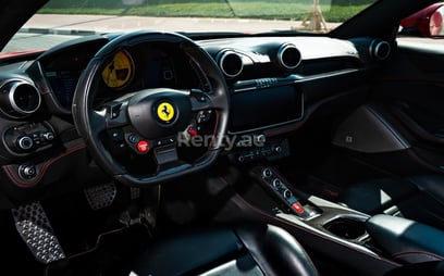 Rouge Ferrari Portofino Rosso en location à Abu-Dhabi 4