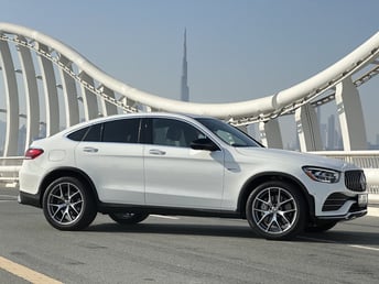 Blanc Mercedes AMG GLC 43 en location à Dubai 1