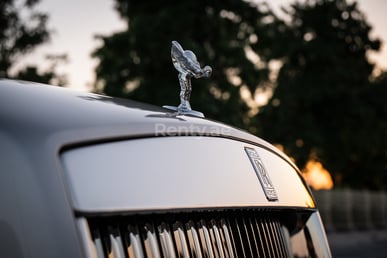 Silber-Grau Rolls Royce Ghost zur Miete in Sharjah 0