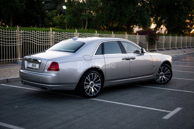 Gris plateado Rolls Royce Ghost en alquiler en Abu-Dhabi 1