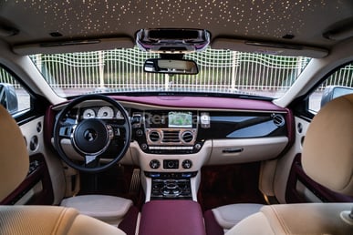 Silber-Grau Rolls Royce Ghost zur Miete in Sharjah 2