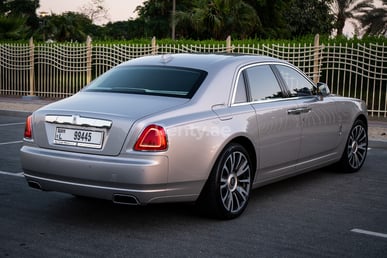 الرمادي الفضي Rolls Royce Ghost للإيجار في Dubai 4