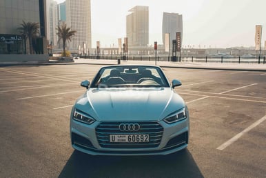 Blanc Audi A5 Cabriolet en location à Dubai 2