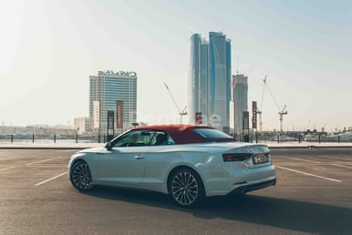 Blanc Audi A5 Cabriolet en location à Sharjah 5