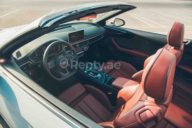 أبيض Audi A5 Cabriolet للإيجار في Dubai 6