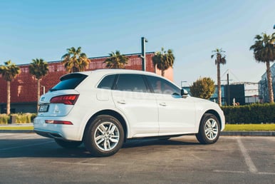 Blanc Audi Q5 en location à Dubai 2