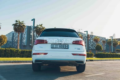 Blanco Audi Q5 en alquiler en Abu-Dhabi 3