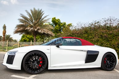 Blanco Audi R8 V10 Spyder en alquiler en Dubai 2