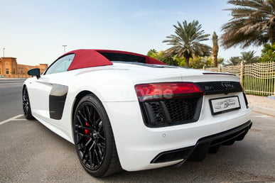 在Dubai租赁白色 Audi R8 V10 Spyder 3