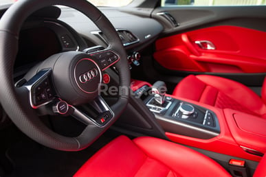 Белый Audi R8 V10 Spyder в аренду в Sharjah 6