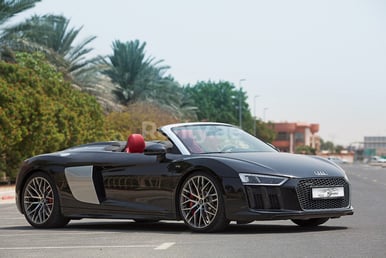 Negro Audi R8 V10 Spyder en alquiler en Abu-Dhabi 0