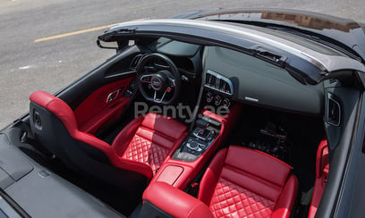 Черный Audi R8 V10 Spyder в аренду в Sharjah 2