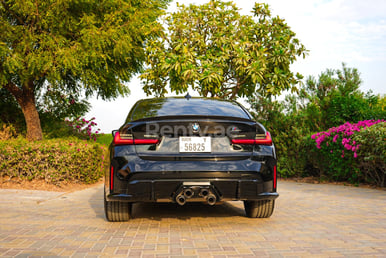 Negro 2021 BMW 330i with M3 competition bodykit and upgraded exhaust system en alquiler en Dubai 3