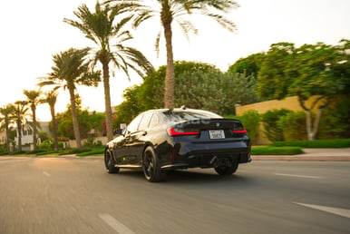 Schwarz 2021 BMW 330i with M3 competition bodykit and upgraded exhaust system zur Miete in Dubai 6