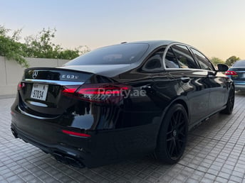 Schwarz 2019 Mercedes E300 with E63 bodyk zur Miete in Abu-Dhabi 4