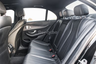 Schwarz 2019 Mercedes E300 with E63 bodyk zur Miete in Sharjah 5