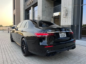 Schwarz 2019 Mercedes E300 with E63 bodyk zur Miete in Sharjah 6