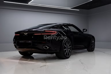 Schwarz Aston Martin DB11 zur Miete in Dubai 0