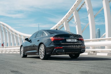 Negro Audi A6 S-line en alquiler en Dubai 2