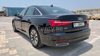 Negro Audi A6 en alquiler en Abu-Dhabi 1