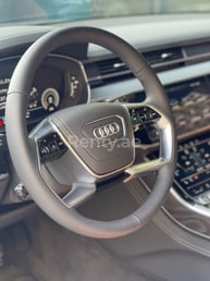 Negro Audi A8 en alquiler en Dubai 2