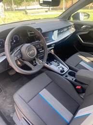 Schwarz Audi A3 zur Miete in Dubai 2