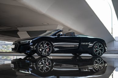 Black Audi R8 V10 Spyder for rent in Dubai 2