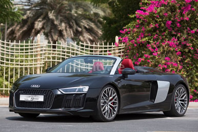 Черный Audi R8 V10 Spyder в аренду в Sharjah