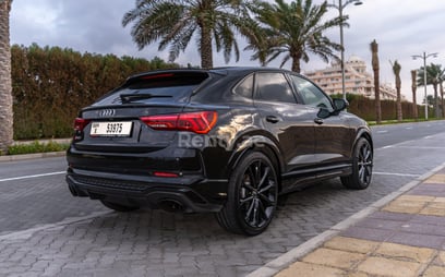 Negro Audi RSQ3 en alquiler en Abu-Dhabi 0