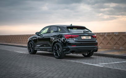 Negro Audi RSQ3 en alquiler en Dubai 2