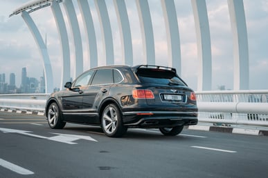 Negro Bentley Bentayga en alquiler en Abu-Dhabi 2