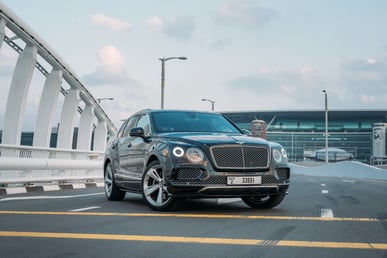 Schwarz Bentley Bentayga zur Miete in Sharjah 3