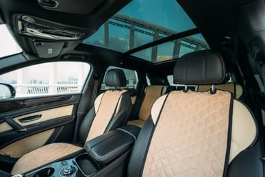 Schwarz Bentley Bentayga zur Miete in Sharjah 5