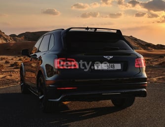 Negro Bentley Bentayga en alquiler en Dubai 1