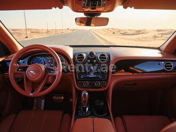 Черный Bentley Bentayga в аренду в Dubai 4