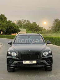 أسود Bentley Bentayga للإيجار في Sharjah 0