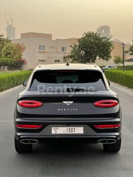 Schwarz Bentley Bentayga zur Miete in Sharjah 1