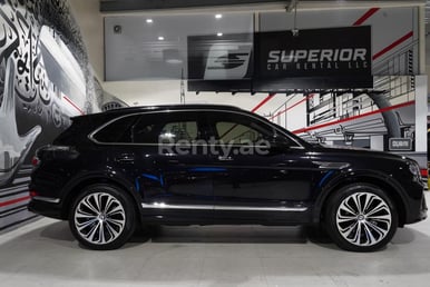 Schwarz Bentley Bentayga zur Miete in Sharjah 5