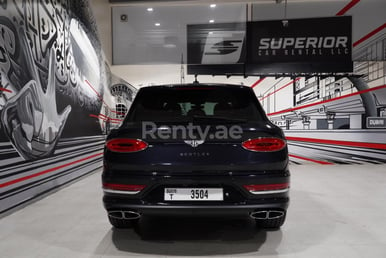 Noir Bentley Bentayga en location à Dubai 6