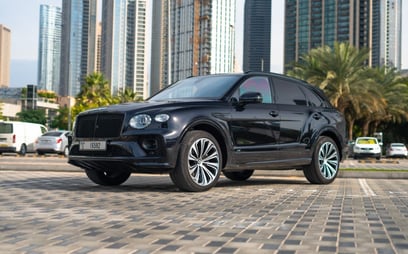 Negro Bentley Bentayga en alquiler en Dubai