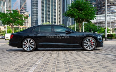 Negro Bentley Flying Spur en alquiler en Dubai 1