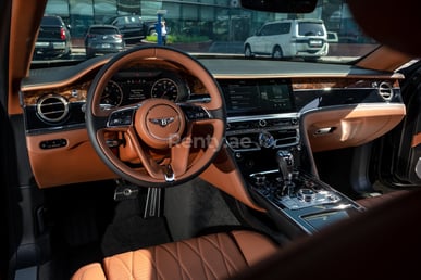 أسود Bentley Flying Spur للإيجار في Dubai 3