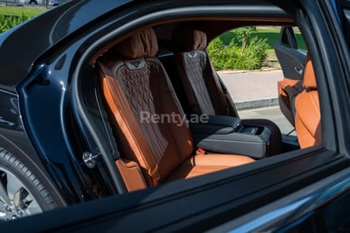 Schwarz Bentley Flying Spur zur Miete in Sharjah 5