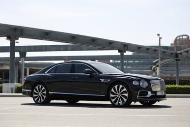 Negro Bentley Flying Spur en alquiler en Dubai 1