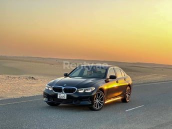 Schwarz BMW 3 Series zur Miete in Dubai 2