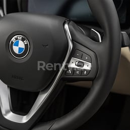 Schwarz BMW 3 Series zur Miete in Dubai 4